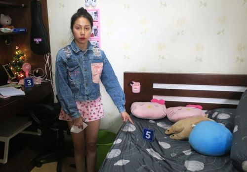 Trong thời gian dài cùng sống chung; Trang nhiều lần đánh đập bé V.A; gây nên nhiều vết bầm trên người. Cụ thể; Trang dùng roi mây để “răn dạy” bé A. và tiếp tục dùng gậy gỗ đánh đập khi roi mây bị gãy. Đến ngày 22/12/2021; trong quá trình dạy học cháu A; theo cơ quan Công an Trang nhiều lần đánh cháu trong suốt 4 giờ đồng hồ vì làm bài sai. Sau đó; cháu A. bị nôn ói; ông Thái đưa cháu đi cấp cứu nhưng cháu A. tử vong sau đó. 