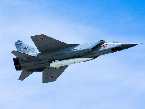 Tên lửa siêu thanh Kinzhal trên tiêm kích MiG-31K. Ảnh: AP