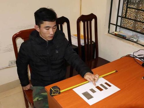 Nghi phạm Nguyễn Trung Huyên cùng tang vật của vụ án (Ảnh: TL)