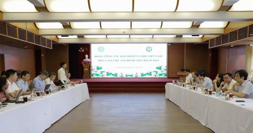 Toàn cảnh buổi làm việc.