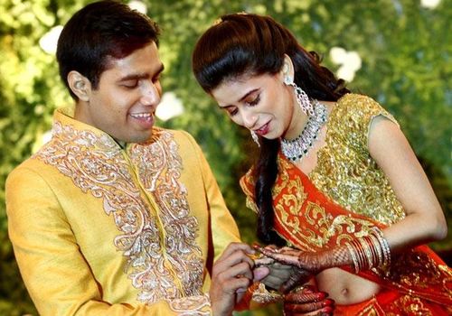  Gia đình Adani kín tiếng và không tiết lộ nhiều thông tin về đời tư. Tuy nhiên, đám cưới của Karan với Paridhi vào năm 2013 vẫn trở thành tâm điểm chú ý. Hôn lễ xa hoa được tổ chức ở bang Goa (Ấn Độ), quy tụ 22.000 khách mời, bao gồm Thủ tướng Ấn Độ Narendra Modi - người khi đó còn là Thống đốc bang Gujarat, cặp anh em tỷ phú Mukesh Ambani và Anil Ambani. Ảnh: India Today. 