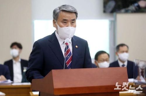  Ông Lee Jong Sub phát biểu về các chính sách liên quan đến miễn giảm nghĩa vụ quân sự. Ảnh: No Cut News. 