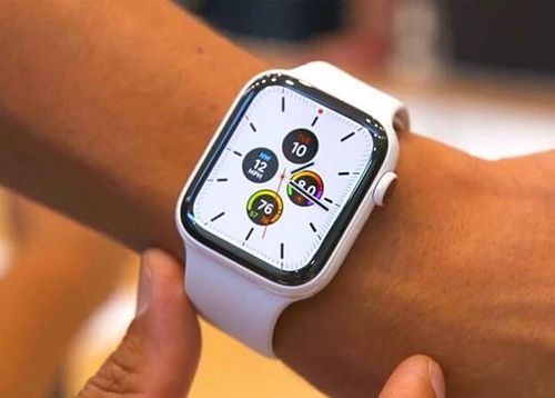 Ông Gurman cho biết các tính năng của Watch Pro sắp ra mắt sẽ bao gồm màn hình lớn hơn, có khả năng chống vỡ cao hơn, theo dõi bơi lội và đi bộ đường dài, thời lượng pin dài hơn và vỏ cứng cáp cũng như cao cấp hơn nhờ được làm bằng vật liệu kim loại cao cấp.
