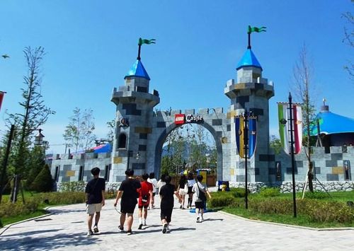 Du khách có thể trải nghiệm thiên đường trò chơi tại Legoland.