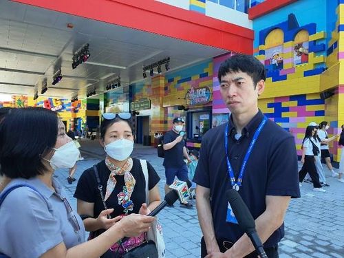 Ông Jaeung Park - Phòng kinh doanh, Công viên Legoland Hàn Quốc cho biết: Sau hơn 2 tháng khai trương, công viên đã qua đã thu hút trên 300 nghìn lượt khách đến tham quan. Đây chủ yếu các gia đình có con nhỏ và nhiều người yêu thích lego.