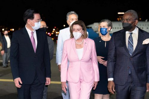  Vào tối 2/8, chuyên cơ mang mã hiệu SPAR19 chở bà Pelosi đã hạ cánh ở sân bay Tùng Sơn tại Đài Bắc, đảo Đài Loan vào khoảng 22h45 (giờ địa phương). Điều này đã kết thúc những đồn đoán về việc liệu bà Pelosi có thăm Đài Loan hay không. 