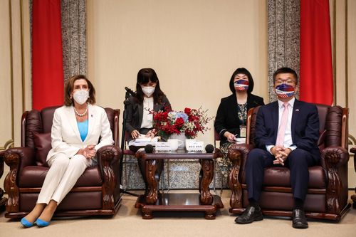  Trao đổi với bà Pelosi trước các nhà lập pháp, ông Thái Kỳ Xương hoan nghênh chuyến thăm của chủ tịch Hạ viện Mỹ đến Lập pháp Viện. 