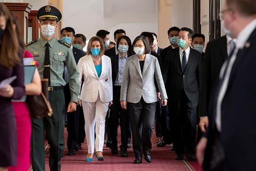  Sau đó, bà Pelosi cùng bà Thái Anh Văn đã tham dự cuộc họp báo. Tại đây, bà Thái khẳng định "các cuộc tập trận quân sự của Trung Quốc là "một phản ứng không cần thiết” và Đài Loan “cam kết duy trì nguyên trạng" trên eo biển này. 