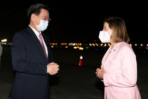  Sau khi bà Pelosi đến đảo Đài Loan, Bộ Quốc phòng Trung Quốc tuyên bố quân đội nước này được đặt vào tình trạng cảnh báo cao độ, đồng thời tuyên bố sẽ tập trận bắn đạn thật tại 6 vùng biển và bầu trời xung quanh đảo Đài Loan các ngày 4-7/8. Trong ảnh, người đứng đầu cơ quan đối ngoại Đài Loan Joseph Wu chào đón bà Pelosi. 