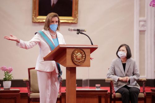  Trong khi đó, Chủ tịch Hạ viện Mỹ Pelosi khẳng định sự ủng hộ bền vững đối với Đài Loan. “Hôm nay, đoàn đại biểu của chúng tôi đến Đài Loan để làm rõ rằng chúng tôi sẽ không từ bỏ cam kết với Đài Loan. Chúng tôi tự hào về tình hữu nghị lâu dài giữa hai bên”, bà Pelosi khẳng định. 