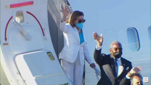 Bà Nancy Pelosi lên máy bay rời Đài Loan vào chiều 3/8. Ảnh: Reuters.