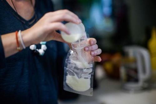 Từ lâu, các nhà khoa học đã chứng minh được lợi ích của việc nuôi con bằng sữa mẹ. Ảnh: AFP