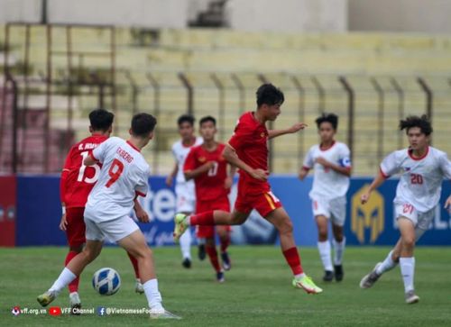 U16 Việt Nam (áo đỏ) thi đấu lấn lướt trước U16 Philippines. Ảnh: VFF