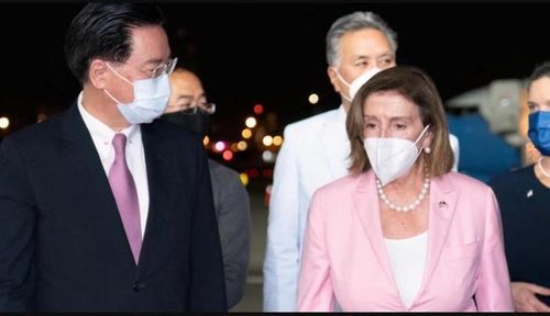 Bà Pelosi (bên phải) và phái đoàn của Mỹ đã được ông Joseph Wu - người đứng đầu cơ quan ngoại giao Đài Loan và đại diện của Mỹ tại Đài Loan Sandra Oudkirk chào đón. (Ảnh: Bloomberg).