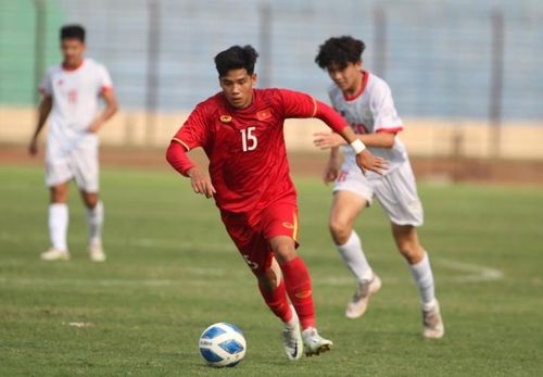 U16 Việt Nam áp đảo và có 2 bàn thắng xứng đáng.