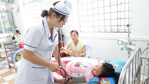 Trẻ sốt xuất huyết được khuyến cáo bù nước và điện giải.