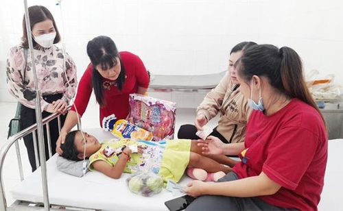 Bé V.Y.D. đang được chăm sóc tại bệnh viện.