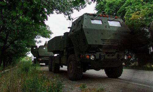Nhưng ở chiều ngược lại, có nhận định cho rằng các tổ hợp HIMARS với đặc tính cơ động cao của mình luôn di chuyển liên tục, vì vậy không dễ đề đối phương tìm được chúng, và kể cả có xác định được vị trí thì khi đến nơi, xe mang phóng tự hành cũng đã dời đi.
