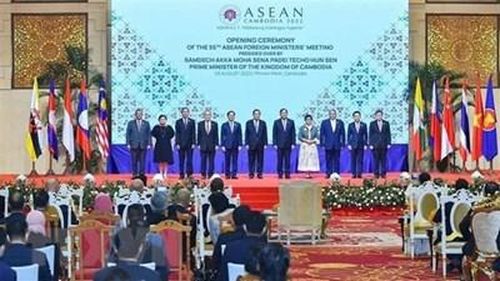 Thủ tướng Campuchia Hun Sen chụp ảnh lưu niệm với Tổng Thư ký ASEAN và các Bộ trưởng Ngoại giao ASEAN. Ảnh: TTXVN.