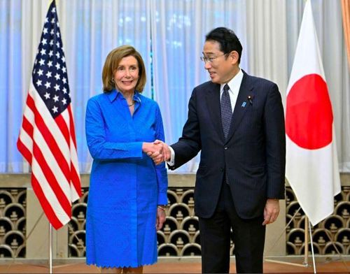 Chủ tịch Hạ viện Mỹ Nancy Pelosi và Thủ tướng Nhật Bản Fumio Kishida. (Ảnh: Reuters)