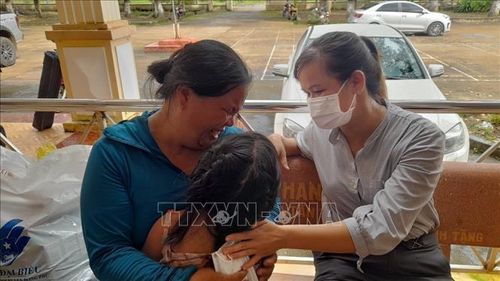 Bà ngoại bé S., xúc động khi gặp bé S.