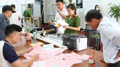 Cơ quan Công an khám xét, thu giữ tài liệu liên quan đến hoạt động trái phép của Nguyễn Thị Lệ Nhi.