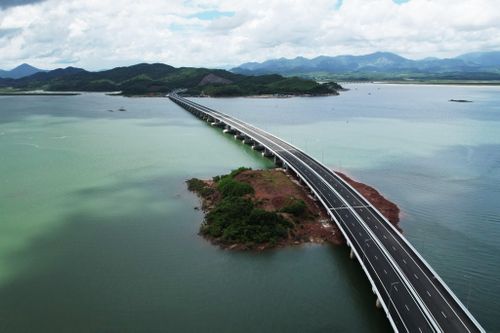Đường cao tốc Vân Đồn - Móng Cái dự kiến được khai thác vào dịp 2/9. 