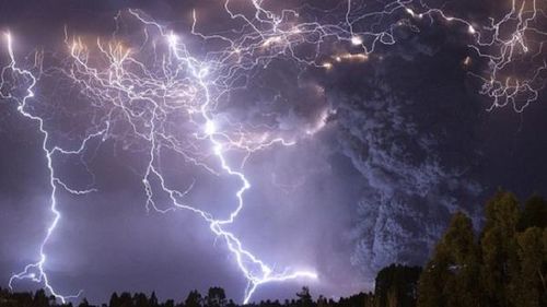Báo cáo sét của Công ty Vaisala (Phần Lan) hồi đầu năm nay, dẫn dắt bởi nhà khí tượng học Chris Vagasky, cho thấy ngay cả vùng Bắc Cực - các vĩ độ ít sét nhất Trái Đất - cũng đã hứng tới 7.278 tia sét trong năm 2021, gần gấp đôi lượng sét của 9 năm trước cộng lại.