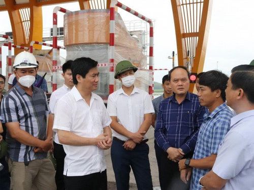 Ông Nguyễn Tường Văn - Chủ tịch UBND tỉnh Quảng Ninh kiểm tra tiến độ thi công đoạn cao tốc Tiên Yên - Móng Cái.