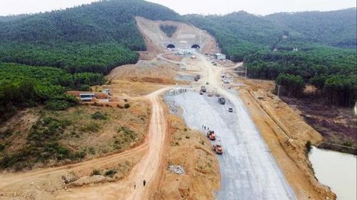 Nhiều đoạn tuyến trên cao tốc Bắc-Nam đang chậm tiến độ so với kế hoạch đề ra.