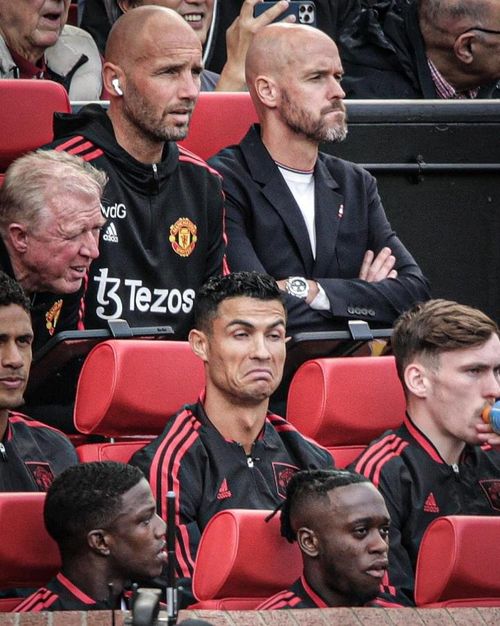 Ronaldo có biểu cảm lạ trên ghế dự bị.
