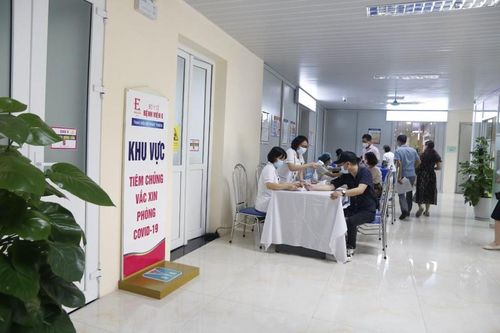 Khám sức khỏe trước khi tiêm vaccine mũi nhắc lại tại Bệnh viện E.