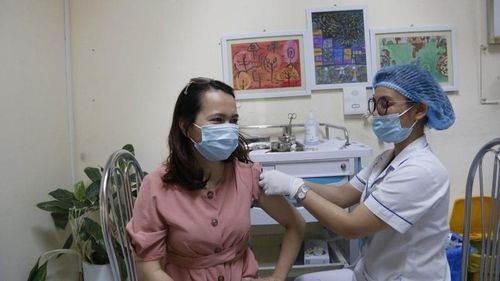 Người dân tiêm mũi nhắc lại tại Bệnh viện E (Hà Nội).