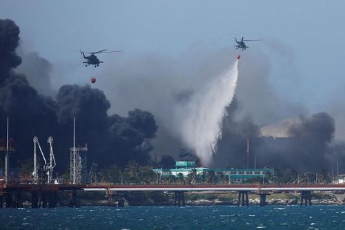 Các trực thăng nỗ lực dập lửa tại kho dầu ở Matanzas, ngày 8/8. Ảnh: Reuters.