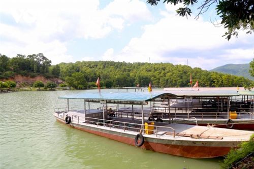 Để đến chùa, du khách sẽ di chuyển từ bến đò qua hồ Yên Lập bằng thuyền.
