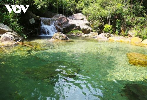 Con đường mòn nằm phía bên phải chân núi có những dòng suối trong veo. Nơi đây luôn là điểm đến hấp dẫn nhiều du khách chụp ảnh và tổ chức dã ngoại vào mùa hè.