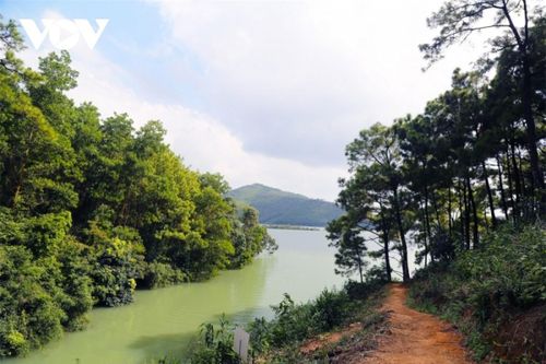 Cảnh sắc thiên nhiên quanh chùa Lôi Âm Thượng có hệ sinh thái đa dạng, phong phú. Đứng trên sườn núi, du khách có thể chiêm ngưỡng trọn vẹn bức tranh hữu tình của hồ Yên Lập.