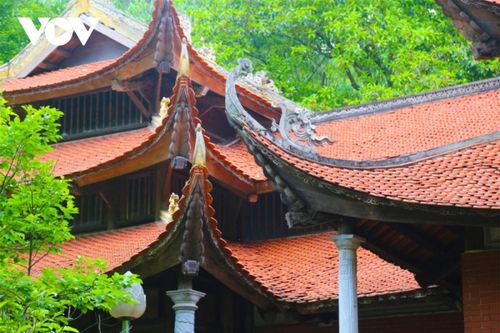 Nằm giữa rừng cây xanh mát, nét cổ kính của mái chùa Lôi Âm Thượng đã "hút hồn" bao du khách...