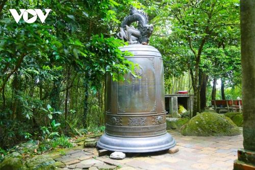 Chùa chưa có gác chuông nên Đại hồng chung vẫn được đặt tạm bên sân chùa.