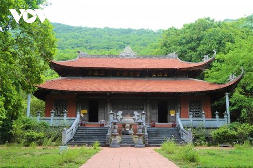 Tọa lạc trên núi Linh Thứu (phường Đại Yên, thành phố Hạ Long, Quảng Ninh) chùa Lôi Âm Thượng (tên chữ là Linh Thứu Kỳ Sơn Lôi Âm Tự) được xây dựng với thế lưng tựa núi và nằm ở độ cao hơn 500m so với mực nước biển.