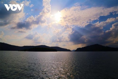 Đi thuyền trên mặt hồ Yên Lập, du khách sẽ cảm nhận được vẻ đẹp hoang sơ, với những ngọn núi được bao quanh bởi mặt mặt hồ lấp lánh mỗi buổi sáng sớm hay lúc hoàng hôn...