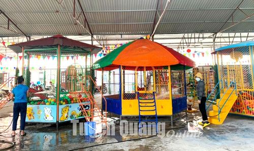 Cán bộ, giáo viên trường Mầm non Sơn Nam (Sơn Dương) vệ sinh đồ dùng, đồ chơi chuẩn bị cho năm học mới.