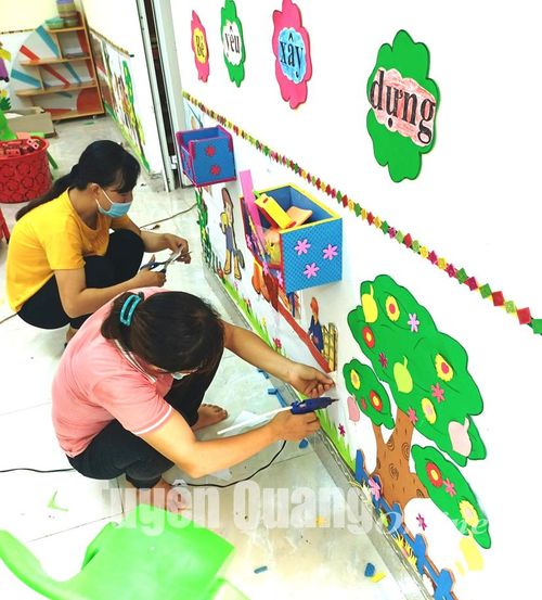 Giáo viên trường Mầm non Vinh Quang (Chiêm Hóa) trang trí lớp học chuẩn bị cho năm học mới.