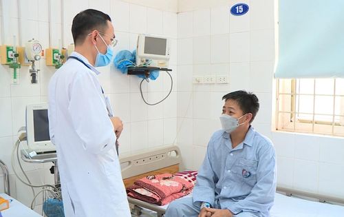 Bệnh nhân tự mua thuốc gần nhà uống 3 ngày nhưng không đỡ.