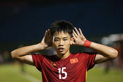  U19 Việt Nam đánh bại Thái Lan nhờ bàn thắng duy nhất của Nguyễn Đình Bắc. Thầy trò HLV Đinh Thế Nam giành ngôi đầu bảng với 9 điểm sau 3 trận và sẽ vào chung kết để đối đầu Malaysia. Trong khi đó, U19 Thái Lan và Myanmar chơi trận tranh hạng 3. 