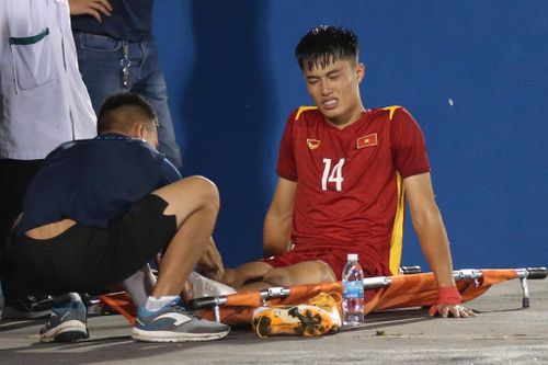  Bác sĩ của U19 Việt Nam phải chườm đá lên vết thương của Văn Trường để giảm đau, sưng. Cầu thủ thuộc biên chế CLB Hà Nội rớm nước mắt vì đau. 