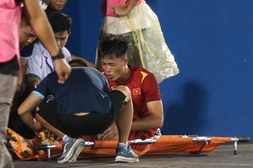  Tiền vệ này phải rời sân bằng cáng và tỏ ra đau đớn. Anh xuýt xoa khi bác sĩ tháo giày ra để sơ cứu. 