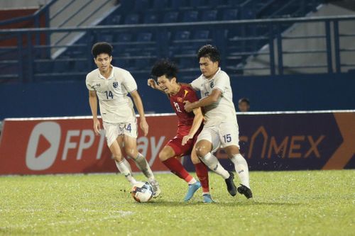  Ở trận đấu này, U19 Thái Lan nhiều lần phạm lỗi với cầu thủ Việt Nam. Đặc biệt ở cuối trận, tần suất phạm lỗi trở nên dày hơn khi họ nỗ lực tìm kiếm bàn gỡ. 