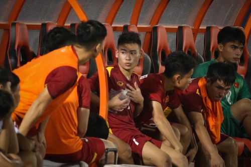 Tiền vệ Nguyễn Anh Tú bị đau và phải chườm đá ở mạn sườn sau một pha va chạm với đối phương. 