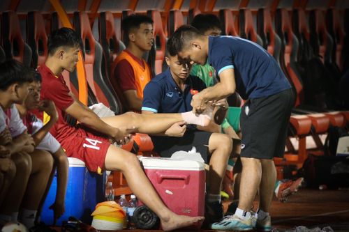 Các đồng đội cũng đến xem vết thương và hỏi thăm Văn Trường. Sau một lúc chườm đá, các bác sĩ quấn băng thun cho tiền vệ này. HLV Đinh Thế Nam cho biết đây là một chấn thương nặng và cần nhiều thời gian để hồi phục. Vì vậy, Văn Trường sẽ vắng mặt trong trận chung kết với U19 Malaysia diễn ra ngày 11/8. 
